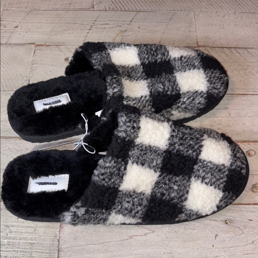 Old Navy Black Fuzzy Slippers Size 8 - Picture 4 of 9
